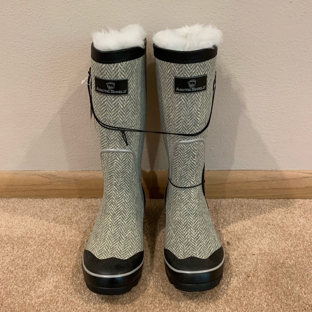 Gray patterned winter boots